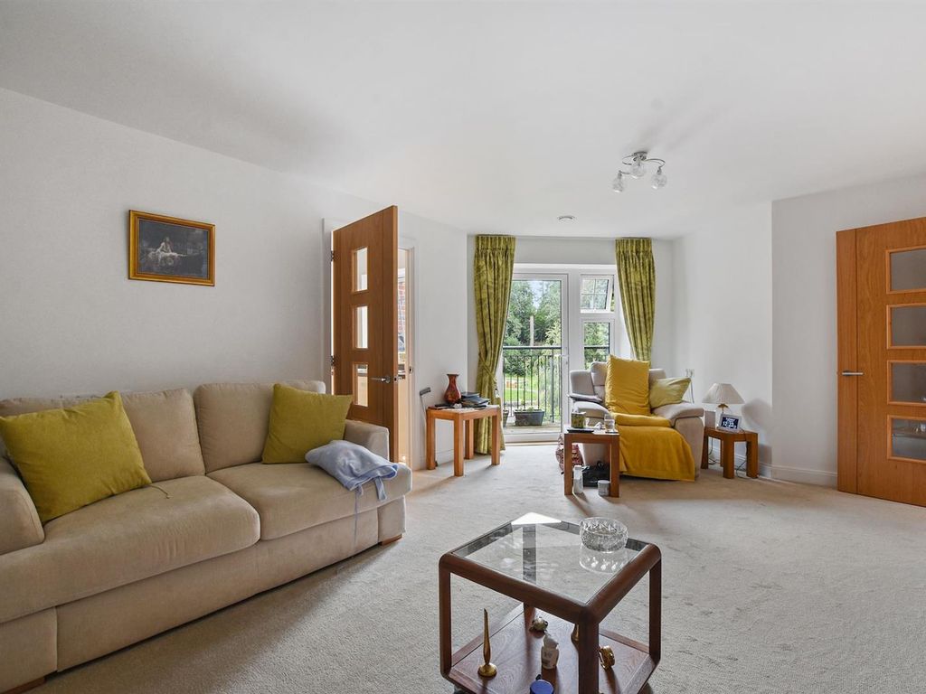 1 bed flat for sale in Rutherford House Marple Lane, Chalfont St. Peter, Gerrards Cross SL9, £425,000