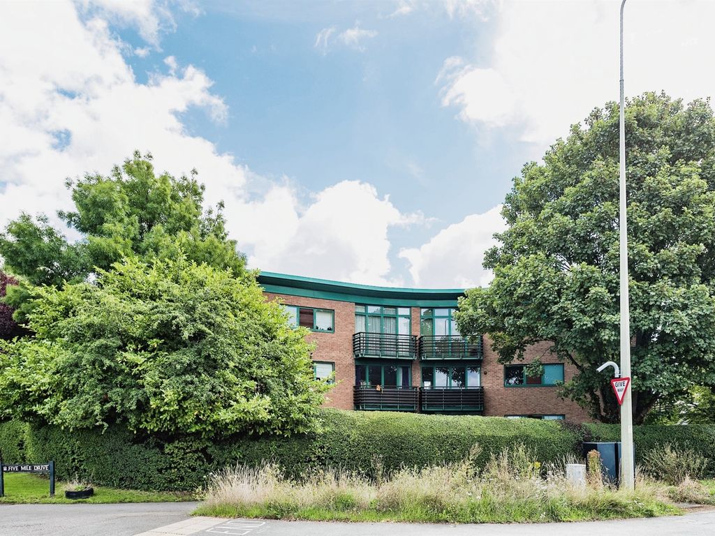 2 bed flat for sale in Five Mile Drive, Oxford OX2, £400,000