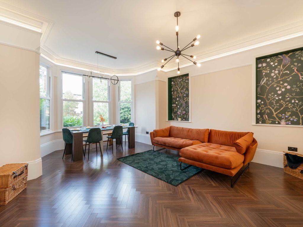 2 bed flat for sale in Colney Hatch Lane, London N10, £500,000