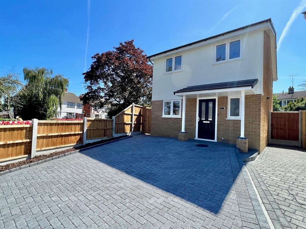 3 bed detached house for sale in Tomlyns Close, Hutton, Brentwood CM13, £499,995