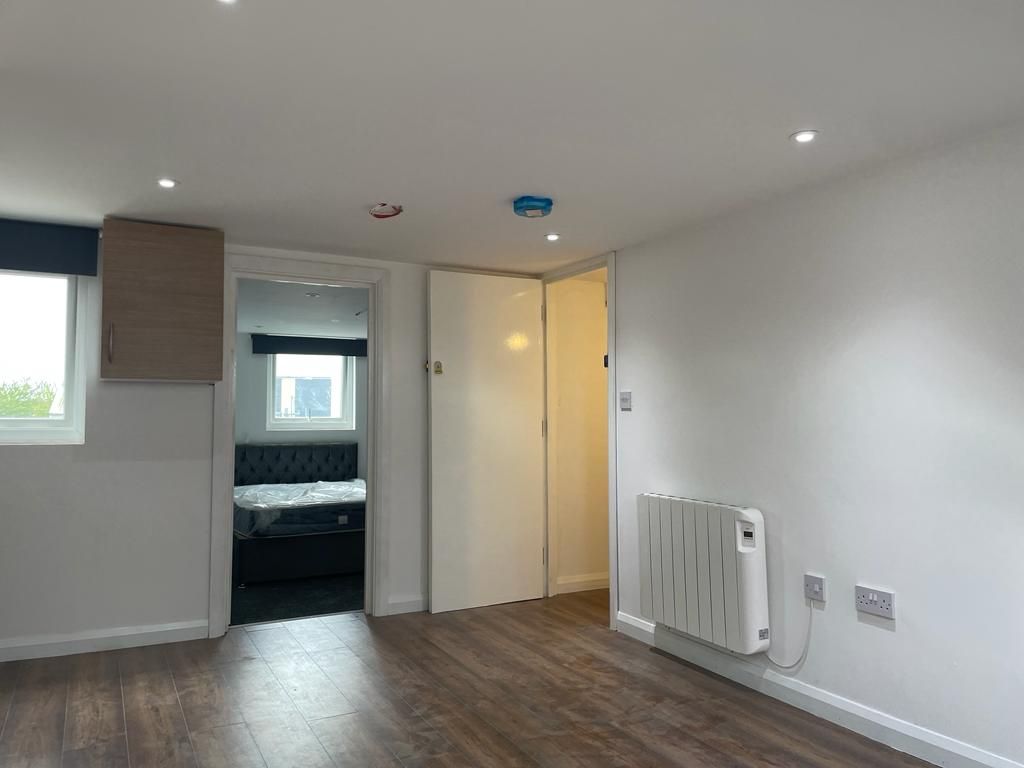 1 bed flat to rent in Hillside, Slough SL1, £1,550 pcm