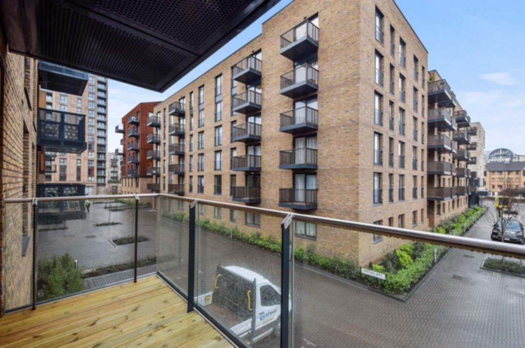 2 bed flat for sale in Whiting Way, London SE16, £549,950