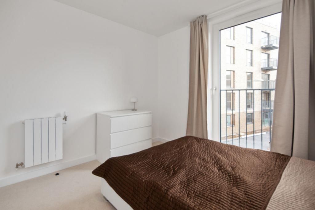 2 bed flat for sale in Whiting Way, London SE16, £549,950