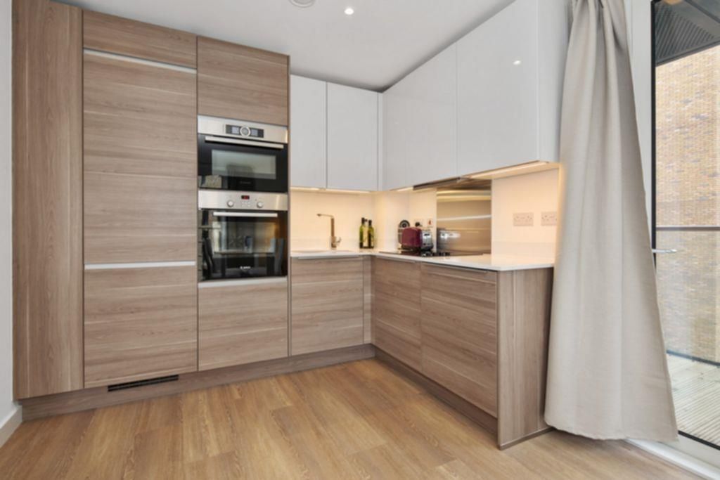 2 bed flat for sale in Whiting Way, London SE16, £549,950