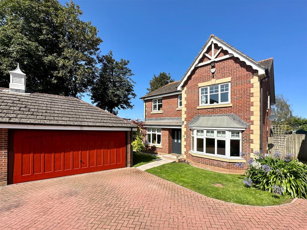 4 bed detached house for sale in Penn Meadows Close, Brixham TQ5, £750,000