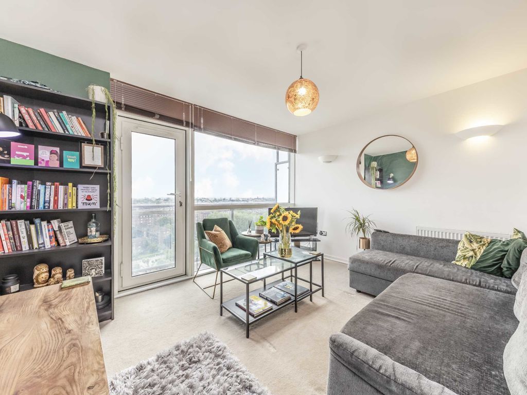 1 bed flat for sale in Mapleton Road, London SW18, £365,000