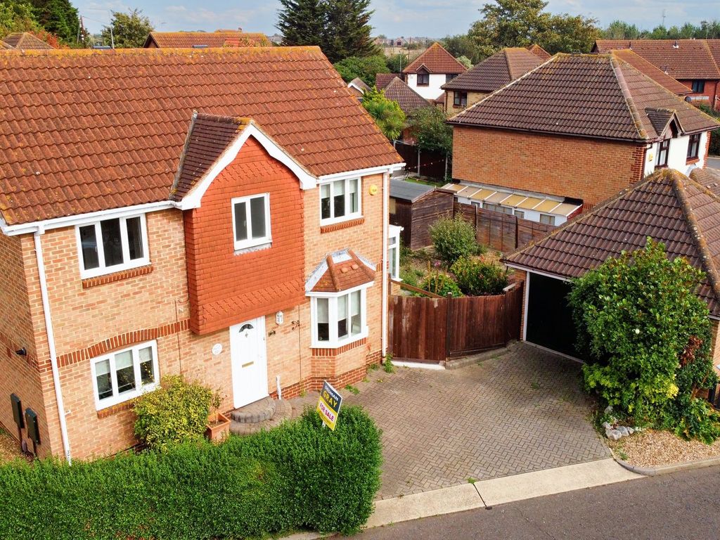 3 bed detached house for sale in Kingston Avenue, Shoeburyness SS3, £385,000