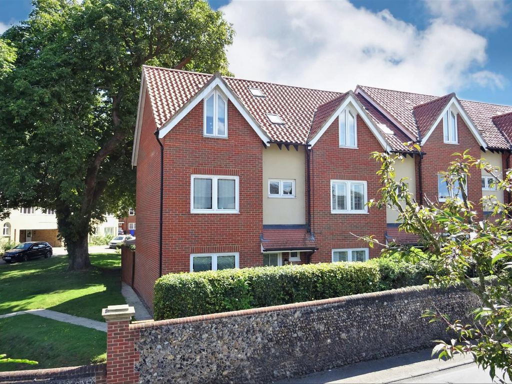 3 bed town house for sale in Abernant Drive, Newmarket CB8, £399,950
