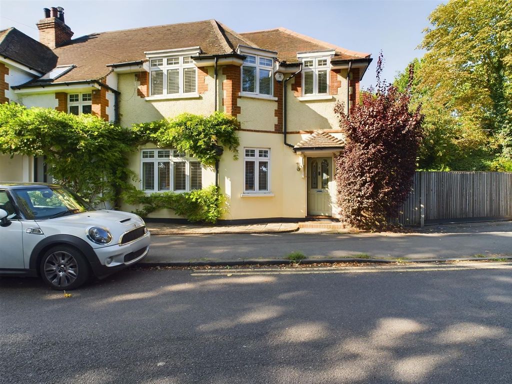 3 bed property for sale in Lower Green Road, Esher KT10, £700,000