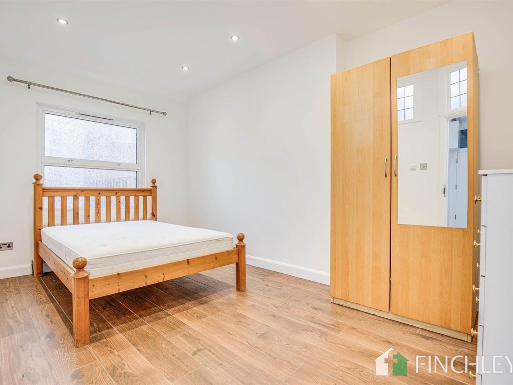 2 bed flat for sale in Alexandra House, 352 Regents Park Road, Finchley Central N3, £365,000