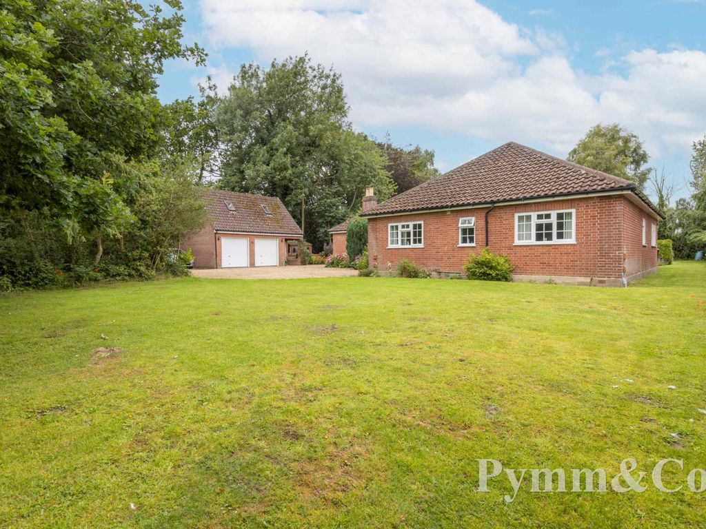 4 bed bungalow for sale in Newton Road, Hainford NR10, £595,000