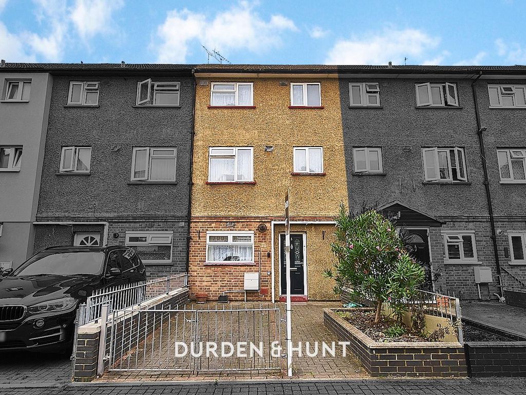 4 bed town house for sale in Passfield Drive, London E14, £600,000