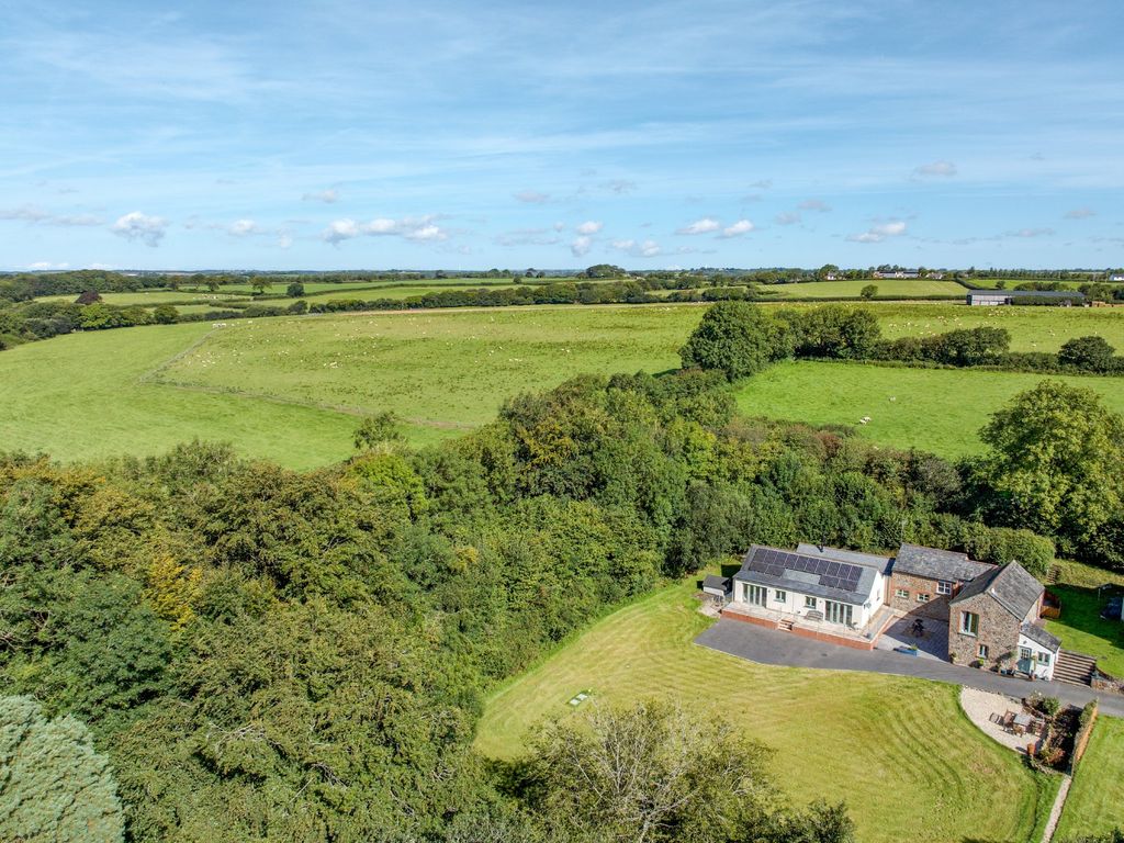 4 bed barn conversion for sale in Chilsworthy, Holsworthy EX22, £625,000