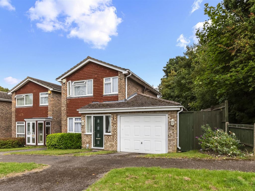 3 bed detached house for sale in High Beeches, Banstead SM7, £600,000