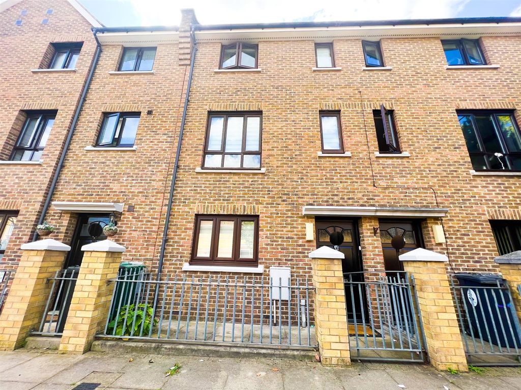 3 bed town house for sale in Corn Way, London E11, £550,000
