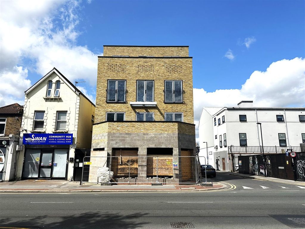 Retail premises to let in 33 Whitehorse Road, Croydon, Surrey CR0, £12,000 pa