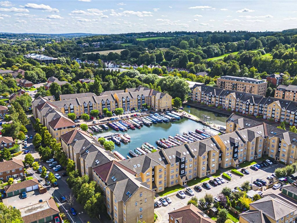 3 bed flat for sale in Dickinson Quay, Apsley Marina, Apsley, Hertfordshire HP3, £425,000