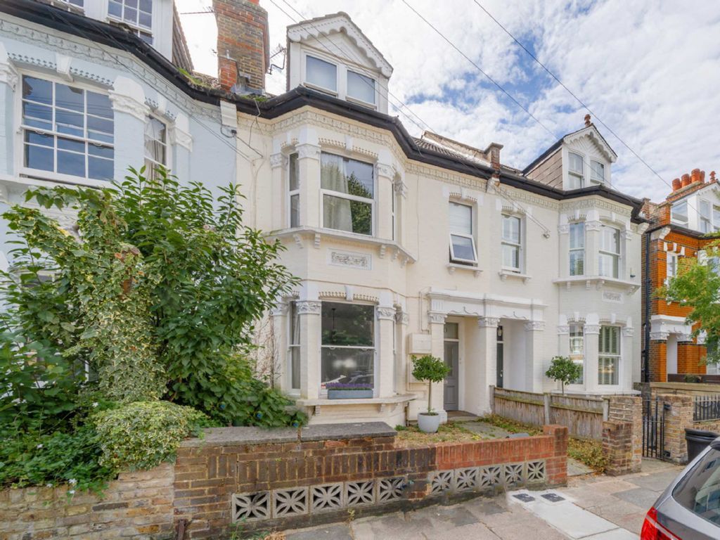 2 bed flat for sale in Beaconsfield Road, St Margarets, Twickenham TW1, £700,000