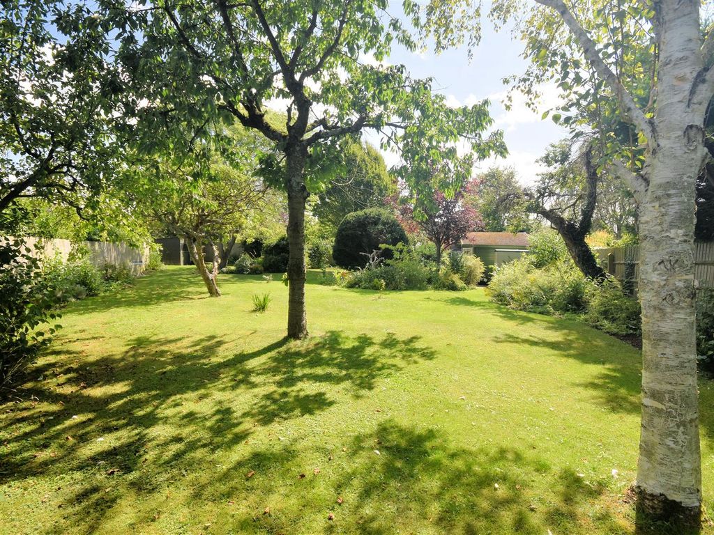 2 bed cottage for sale in Brook End, Weston Turville, Aylesbury HP22, £470,000