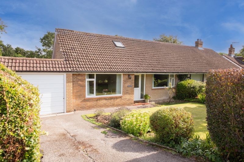 4 bed bungalow for sale in Chiltern Road, Ballinger, Great Missenden HP16, £695,000