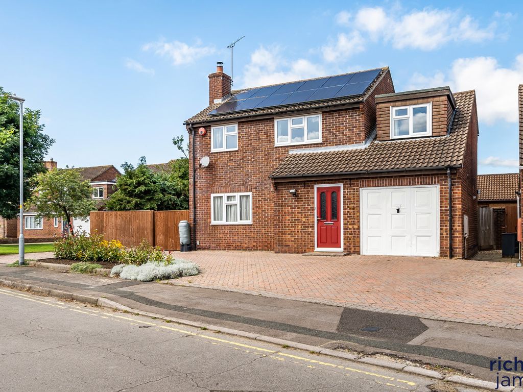 4 bed detached house for sale in Chamberlain Road, Stratton SN3, £440,000