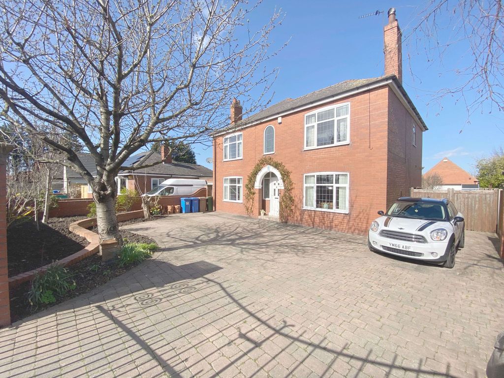 4 bed detached house for sale in Rawcliffe Road, Airmyn, Goole DN14, £425,000
