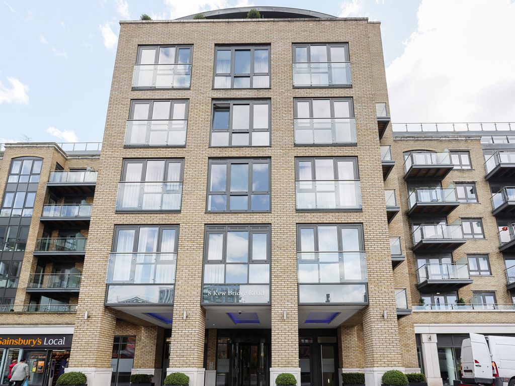 2 bed flat for sale in Kew Bridge Road, Brentford TW8, £590,000