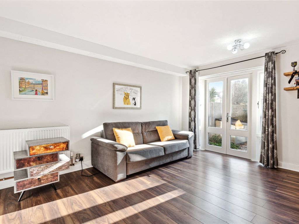 1 bed flat for sale in Thorne Road, South Lambeth SW8, £375,000