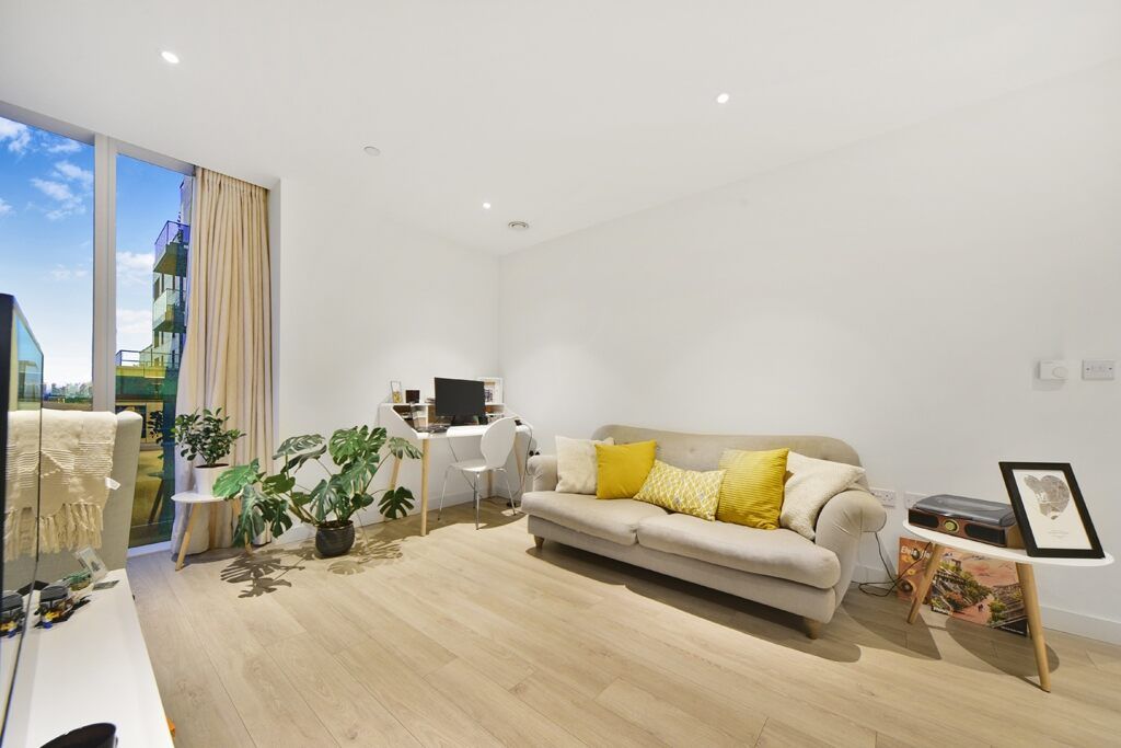 1 bed flat for sale in Skyline Apartments, Devan Grove N4, £460,000