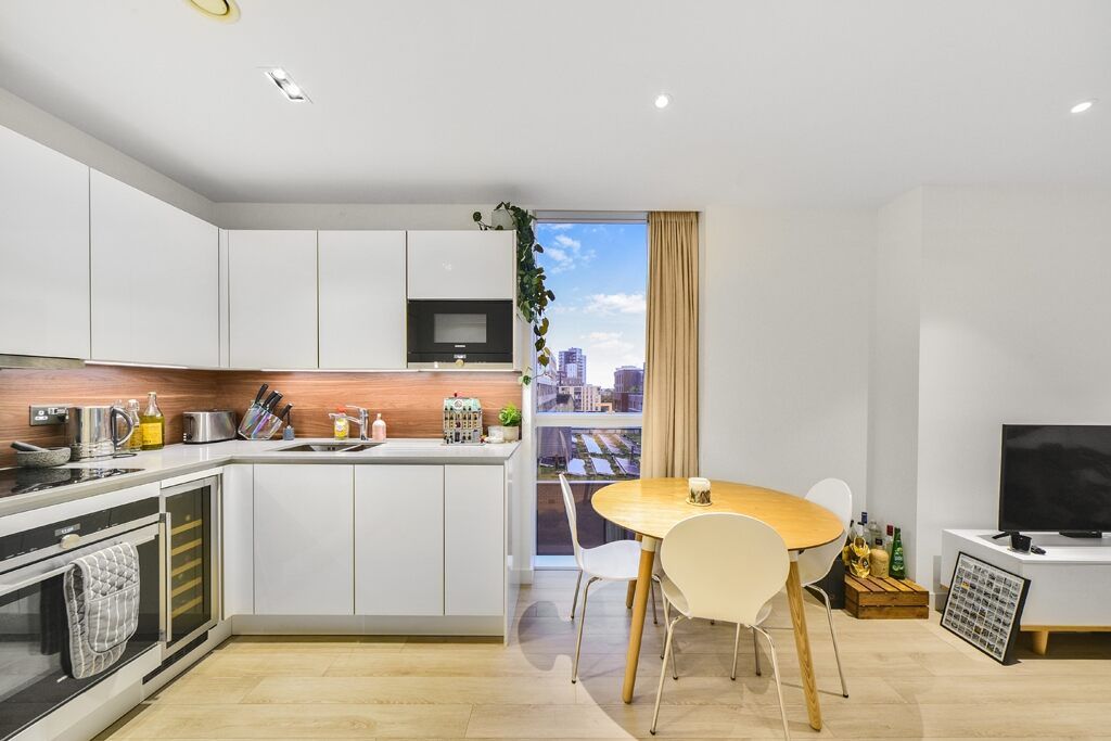 1 bed flat for sale in Skyline Apartments, Devan Grove N4, £460,000