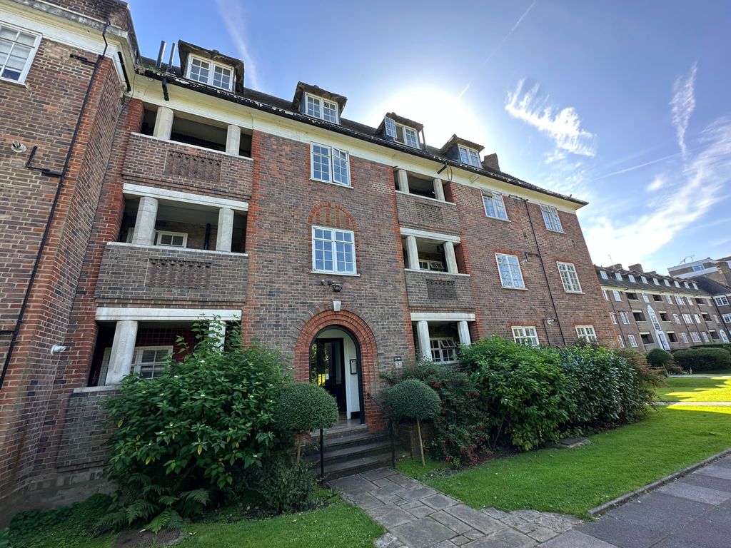 2 bed flat for sale in Lyttelton Road, London N2, £350,000