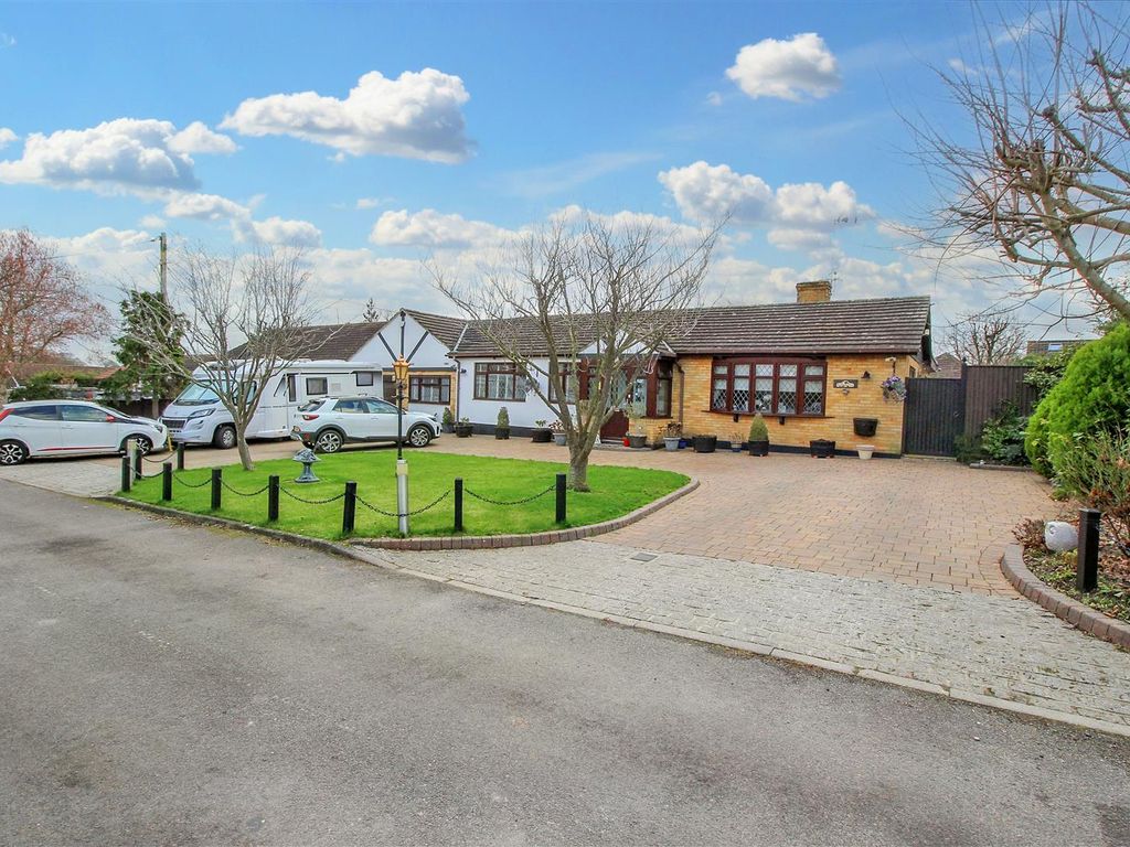 4 bed detached bungalow for sale in Vera Road, Downham, Billericay CM11, £700,000