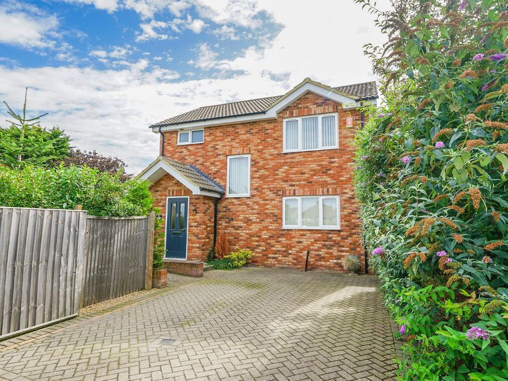 3 bed detached house for sale in St. Georges Close, Leighton Buzzard LU7, £395,000
