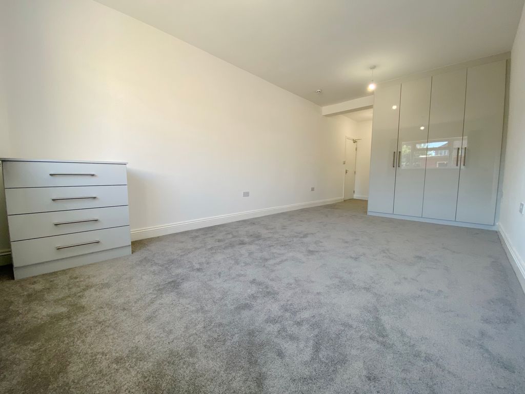 Room to rent in Orchard Avenue, Hounslow TW5, £950 pcm