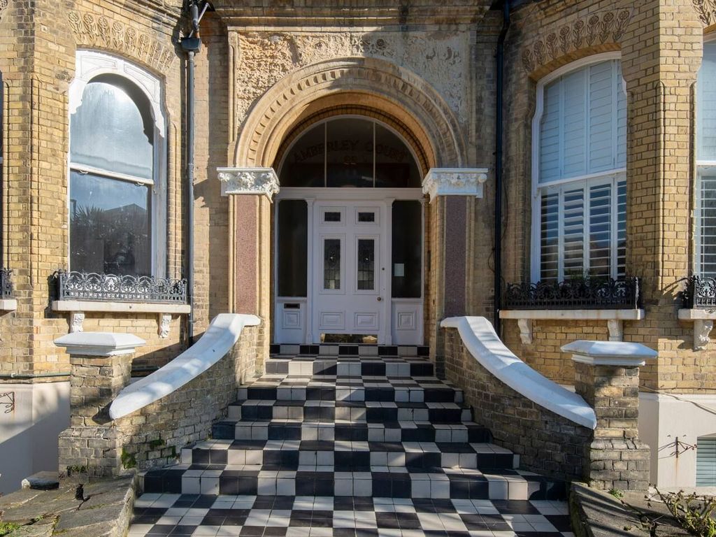 2 bed flat to rent in Second Avenue, Hove BN3, £2,250 pcm