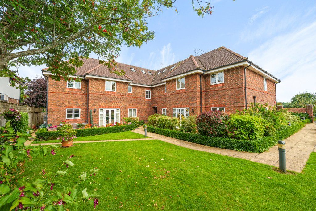 2 bed flat for sale in Green Place, Links Road, Flackwell Heath, High Wycombe HP10, £540,000