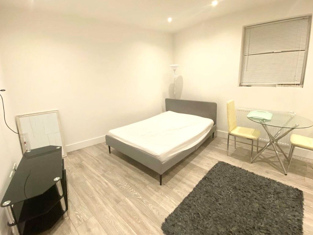 Studio to rent in Watford Way, London NW4, £1,375 pcm