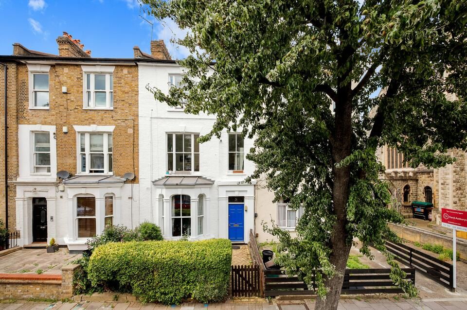 2 bed flat for sale in Ashley Road, London N19, £425,000