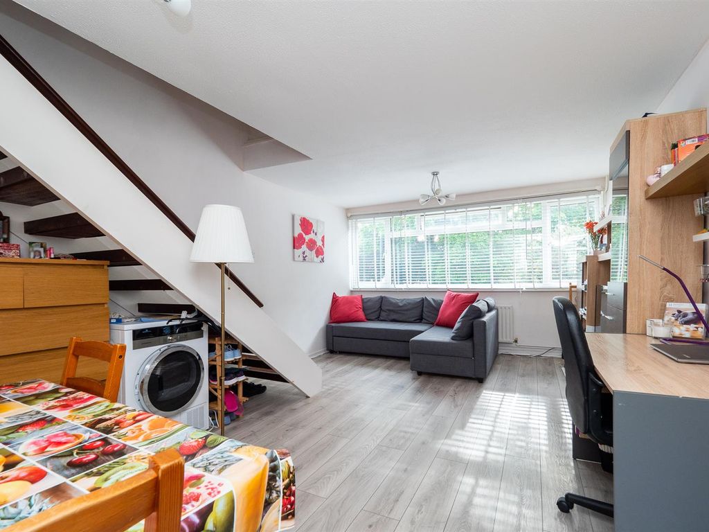 2 bed maisonette for sale in Albion Road, Sutton SM2, £285,000