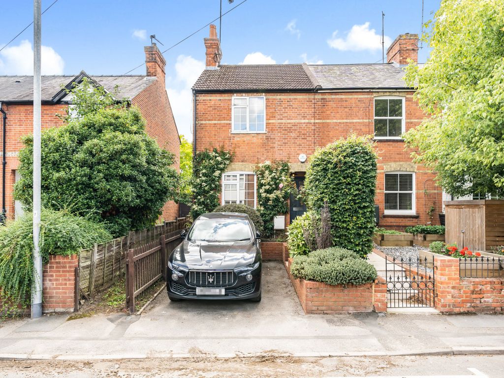 2 bed end terrace house for sale in Easthampstead Road, Wokingham, Berkshire RG40, £525,000