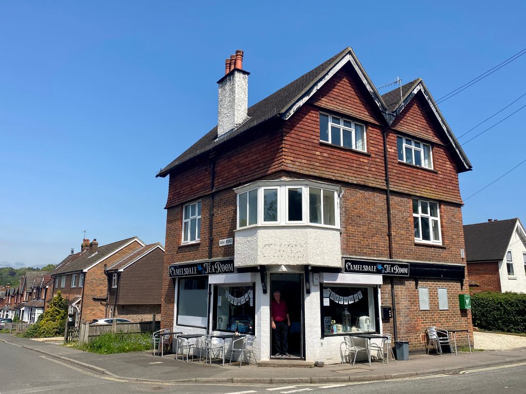 2 bed flat for sale in Camelsdale Road, Haslemere GU27, £220,000