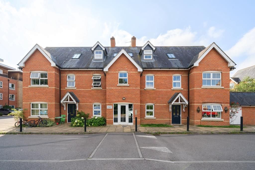 2 bed flat for sale in Henley On Thames, Oxfordshire RG9, £400,000