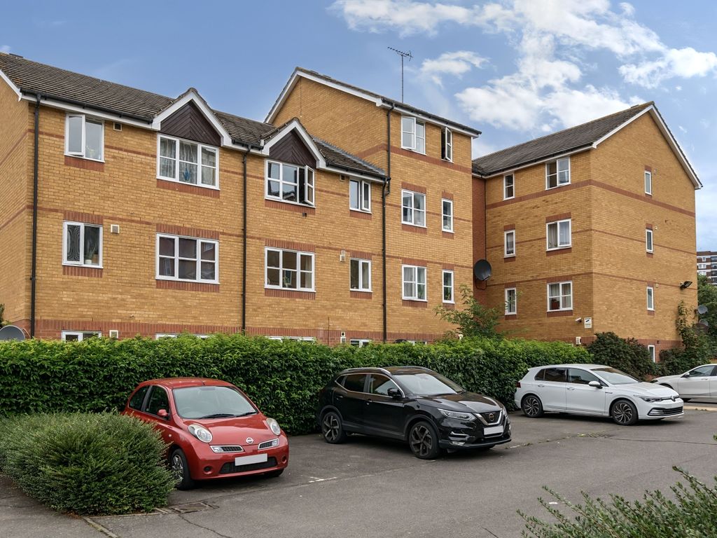 2 bed flat for sale in Armoury Road, London SE8, £350,000