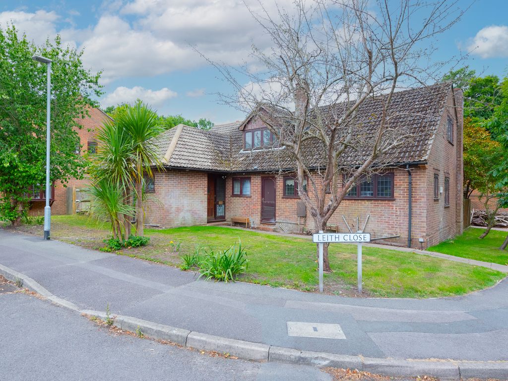 4 bed property for sale in The Brackens, Crowthorne RG45, £700,000
