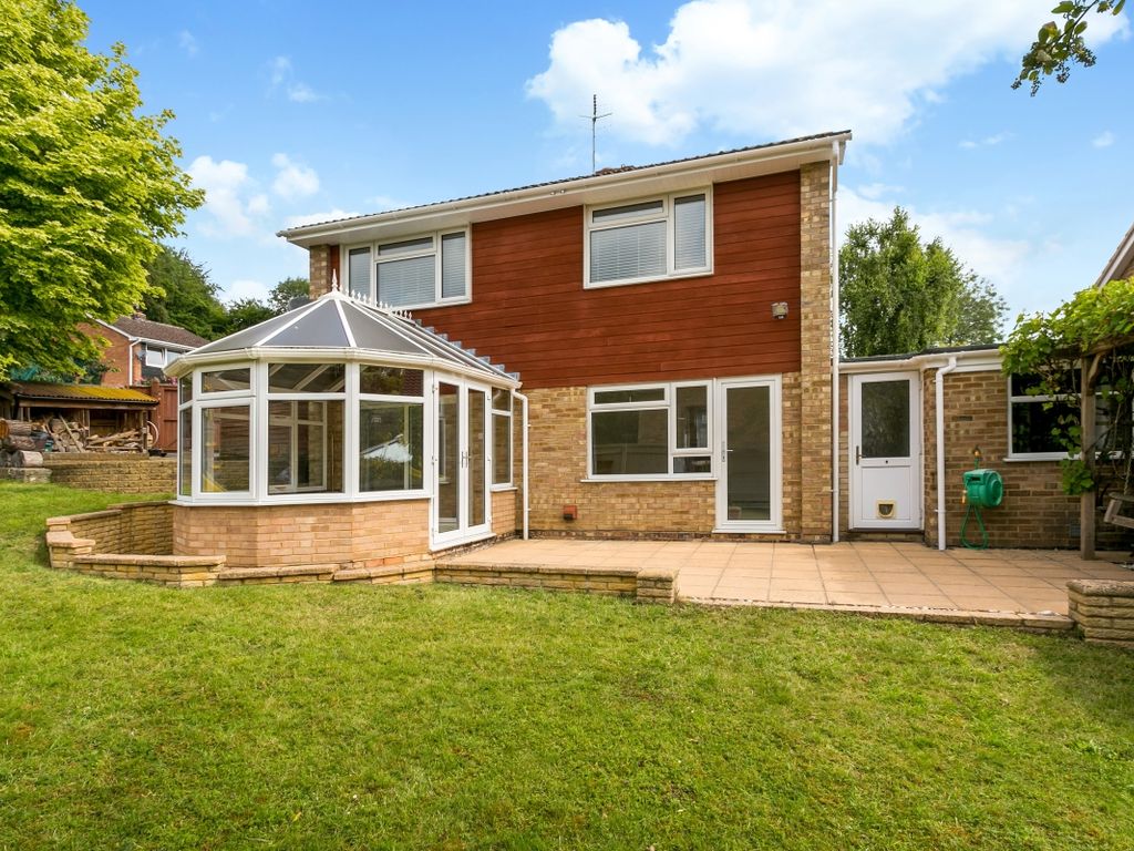 3 bed detached house to rent in Goodwood Rise, Marlow SL7, £2,300 pcm