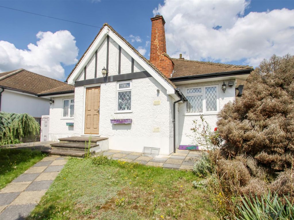 2 bed detached bungalow for sale in Middle Road, Denham UB9, £630,000
