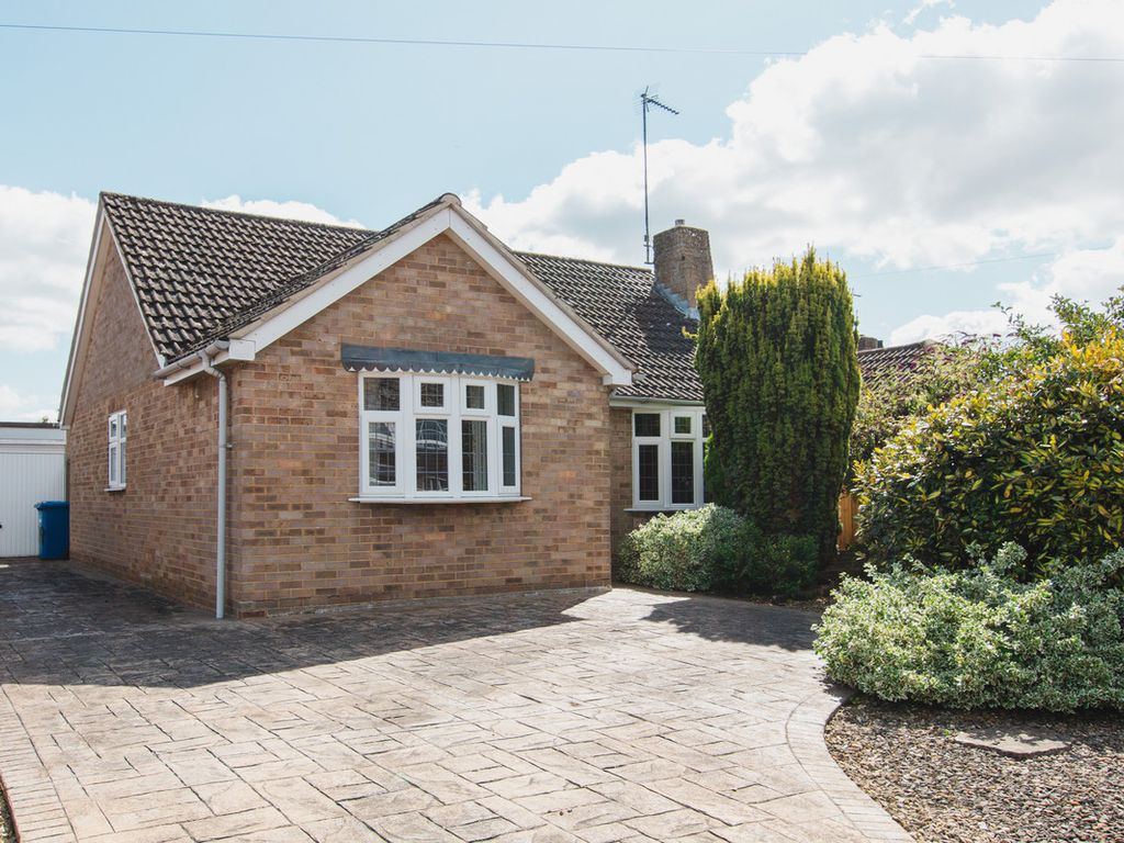 3 bed detached bungalow for sale in Horton Road, Middleton Cheney OX17, £390,000