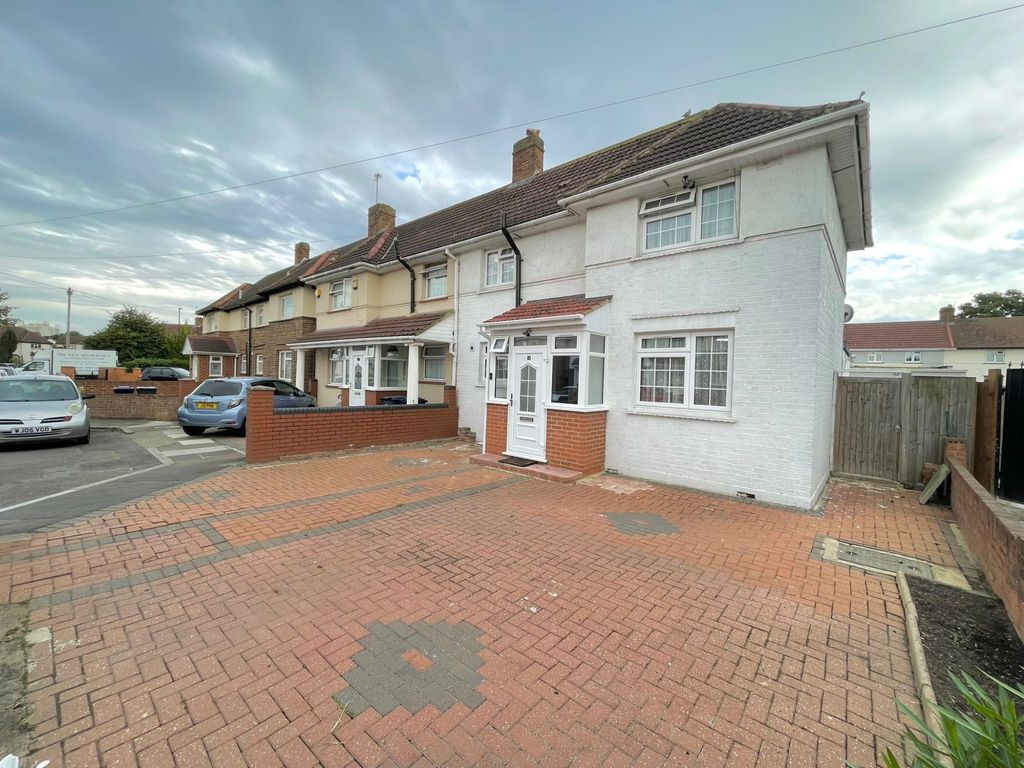 3 bed end terrace house for sale in Stratton Gardens, Southall UB1, £600,000