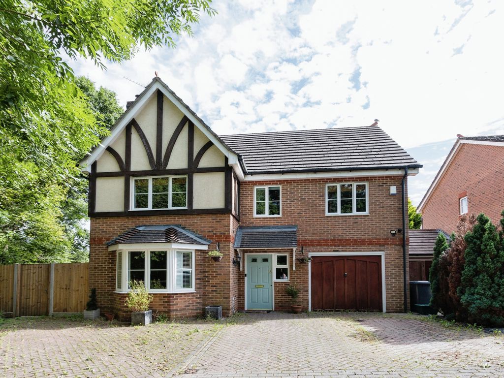 6 bed detached house for sale in Wood End, Chineham, Basingstoke, Hampshire RG24, £725,000