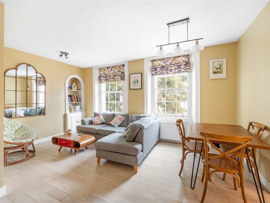 1 bed flat for sale in Fulham Road, London SW6, £525,000